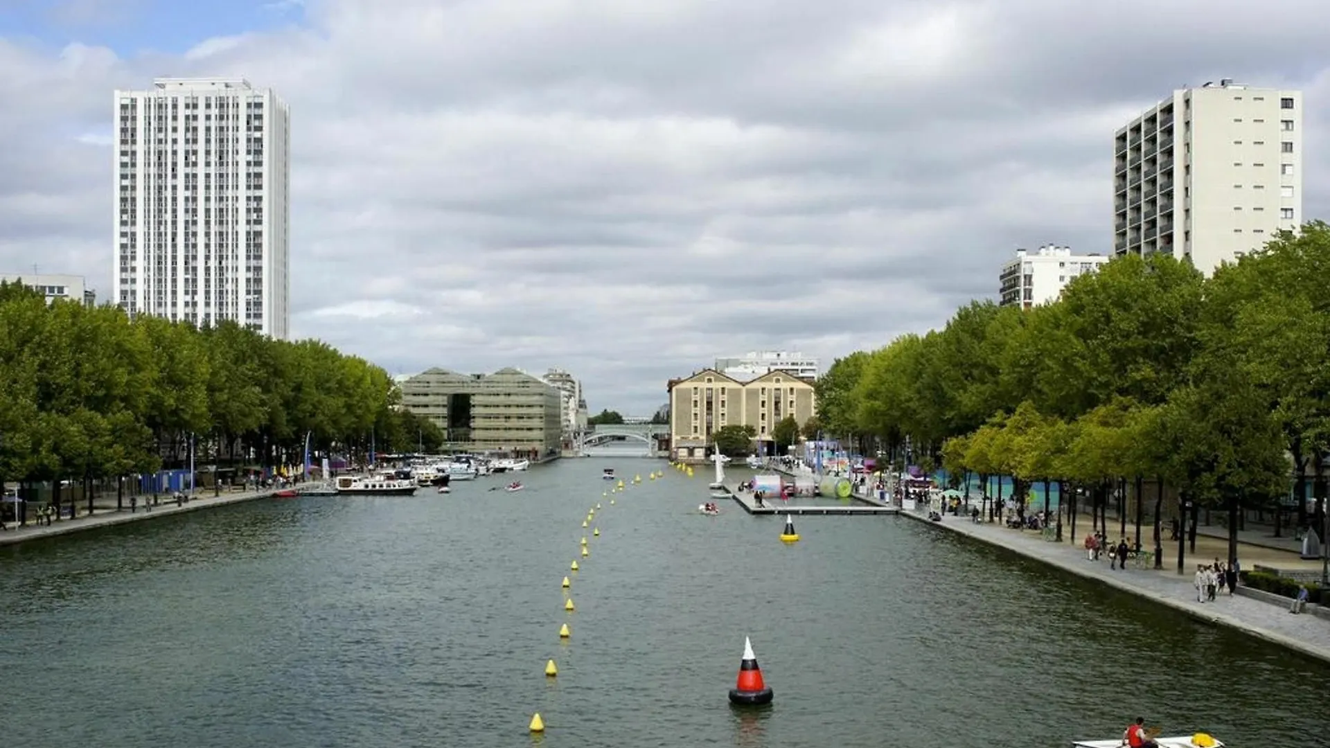 With One Bedroom In Paris, With Wonderful View, Enclose Apartment *